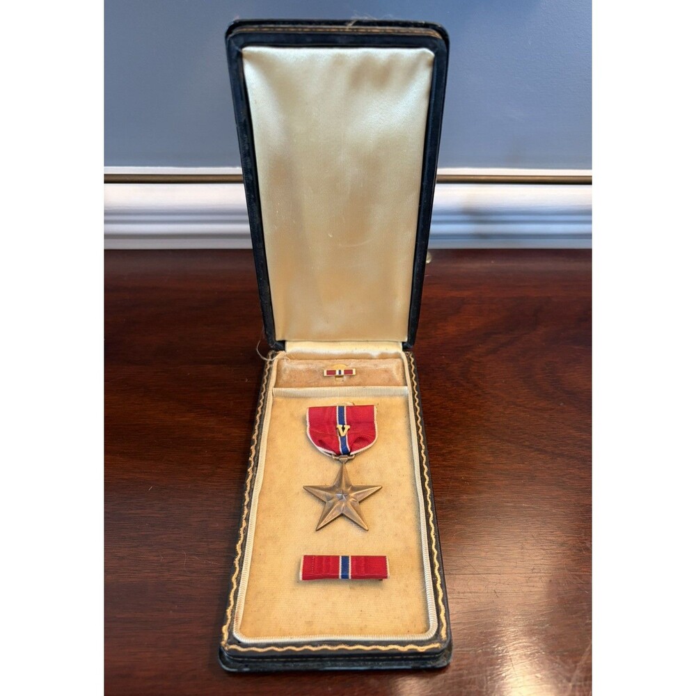 Original WW2 US Boxed Bronze Star and Ribbon Pin Bar WWII V Valor